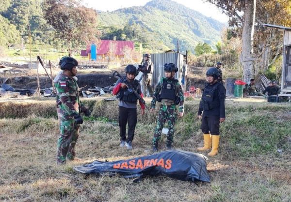 Dihujani Peluru KKB, Pasukan Raider Evakuasi Jenazah Suster Gabriela Meliani di Pedalaman Papua