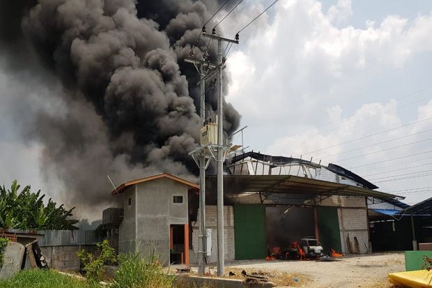  Pabrik Mebel  Terbakar Dua Pekerja Luka luka