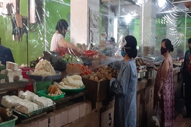 Pasar Tradisional di Surabaya Kini Dilengkapi Tirai Plastik