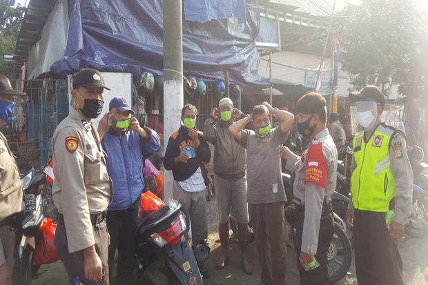 Polisi Tertibkan Pemakaian Masker Pedagang Pasar Minggu