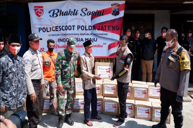 Club Police Scoot Polda Jateng Salurkan Ratusan Paket Sembako di Lereng Gunung Merbabu