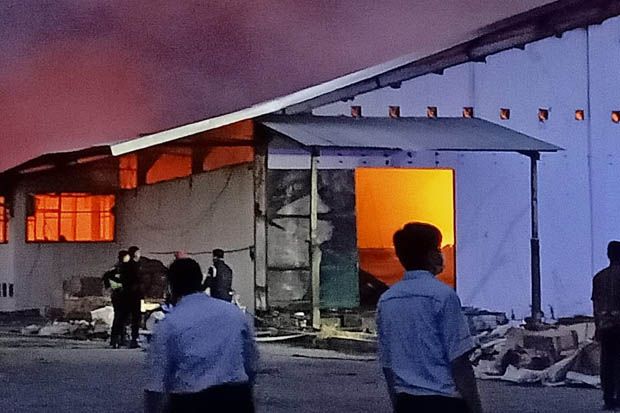 Jelang Tengah Malam, Api di Pabrik Polytron Masih Membara