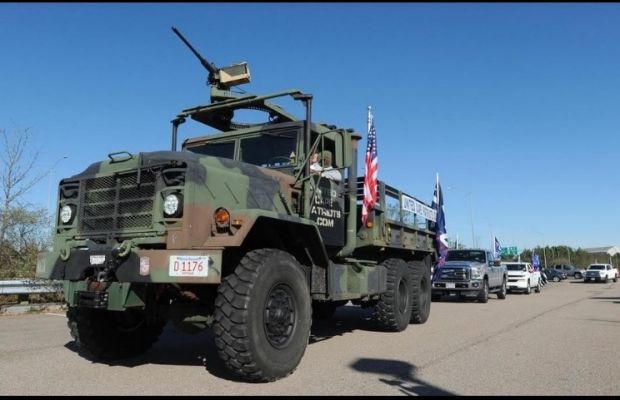 Konvoi Pendukung Donald Trump Pamer Truk  dengan  Senjata Mesin