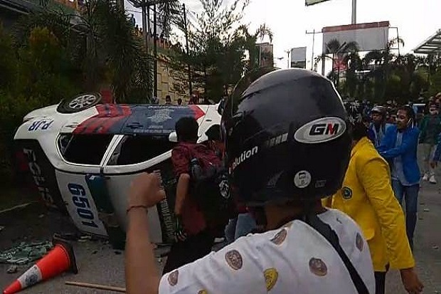 Demo Tolak Omnibus Law di  Pekanbaru  Ricuh Mobil  Polisi 