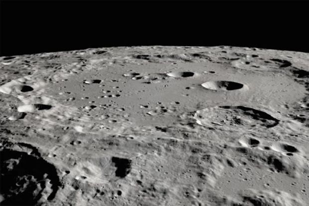 Pertama kali NASA menemukan air di permukaan Bulan  yang 
