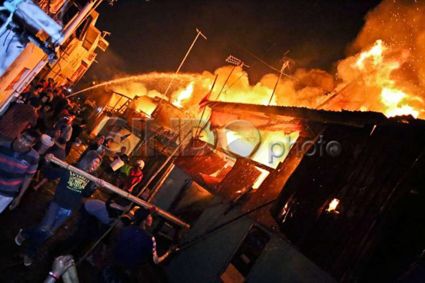 Api Lalap Rumah Warga di Pasar Rebo, 17 Mobil Pemadam Dikerahkan