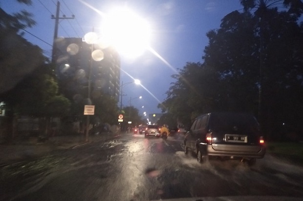 Hujan Deras Siang Hingga Sore, Jalan-jalan Utama Kota Surabaya Jadi Sungai