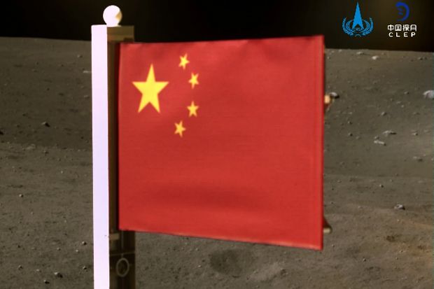  Bendera  China  yang Berkibar di Bulan Dibuat dari Logam 