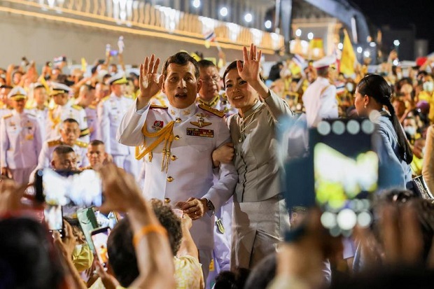 Raja Thailand Diduga Memerintah Negaranya dari Resor Jerman dengan Para Selir