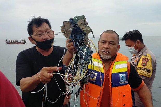 Basarnas Serahkan Serpihan Pesawat Diduga Sriwijaya Air ke Tim DVI