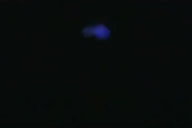 Sebelum Jatuh ke Laut UFO  Warna  Biru Terekam Kamera 
