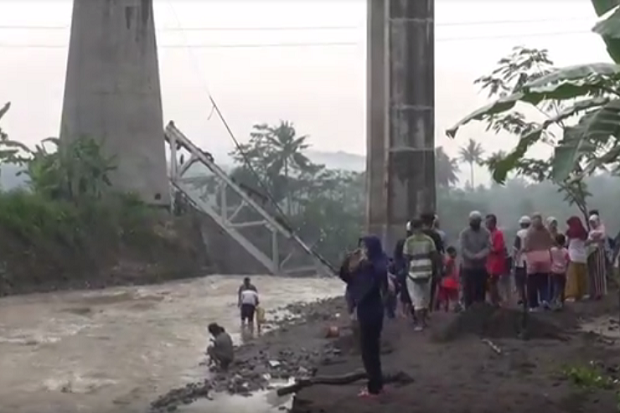 Jembatan Kereta Api Roboh, Perjalanan Jalur Selatan dari Jakarta-Yogyakarta Lumpuh
