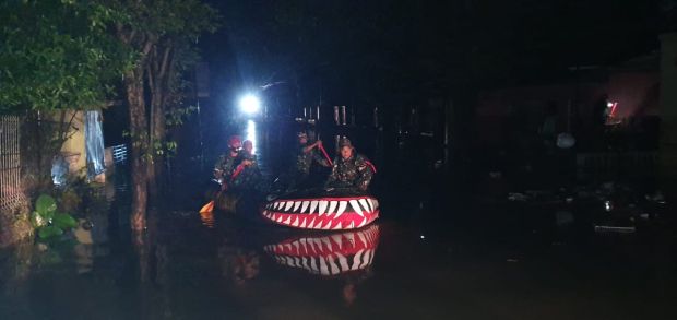 80 Prajurit TNI AL Dikerahkan Bantu Evakuasi Korban Banjir Manado