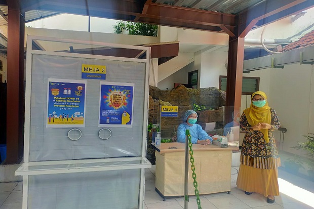 Usai Disuntik Vaksin COVID-19, Ini Curhatan Para Nakes di Surabaya