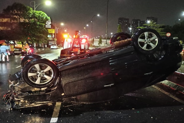 Lexus Hitam Terguling di Grogol, Kondisi Mobil Hancur