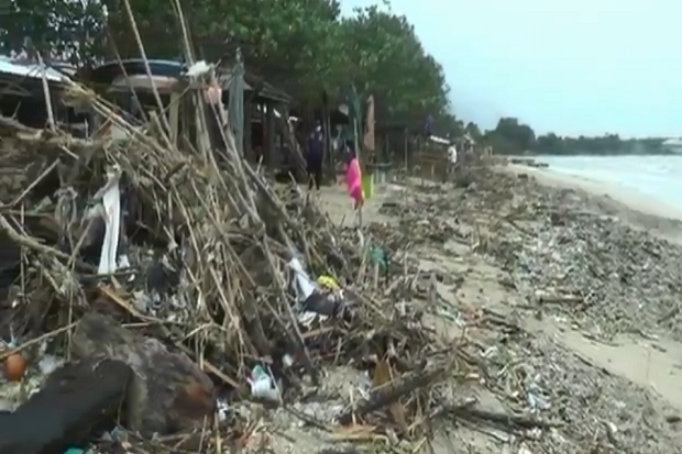 Parah, Tumpukan Sampah Menggunung di Sepanjang Pantai ...