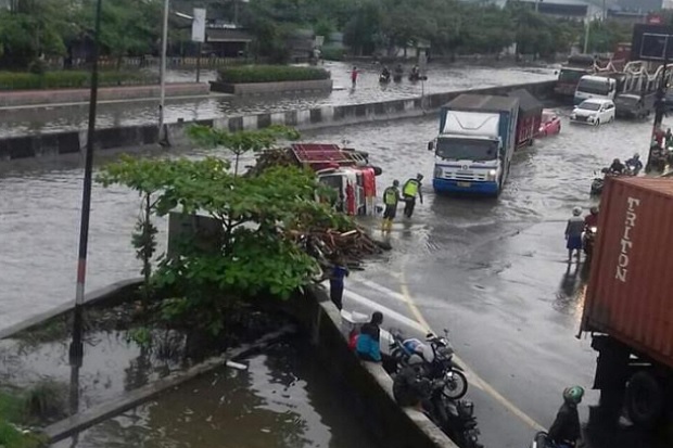 Jalan Kaligawe-Genuk Semarang Terendam Banjir, Pantura Tersendat