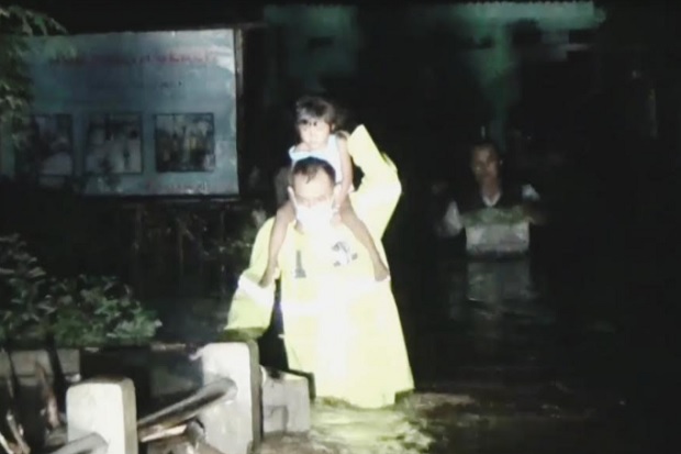 Terjebak Banjir, Petugas Evakuasi Warga Kedopok Probolinggo