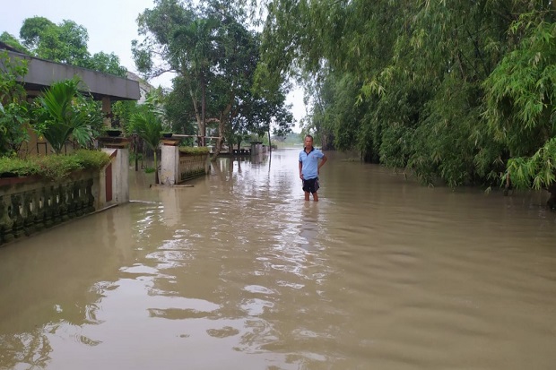 Kali Lamong Meluap, Jalan Poros Dua Kecamatan di Gresik Terendam Banjir