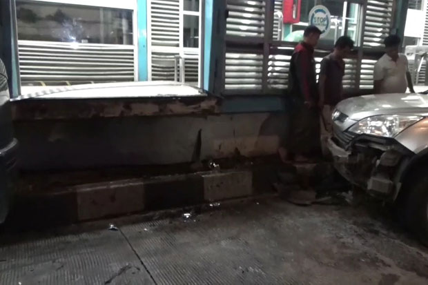 Hindari Kecelakaan, Minibus Tabrak Halte Transjakarta Pasar Jatinegara