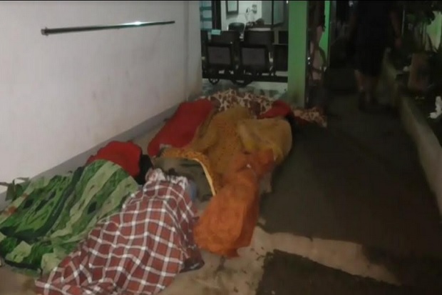 Mayat-mayat Korban Bus Pariwisata Terjun ke Jurang Bergelimpangan di Lantai Puskesmas Wado