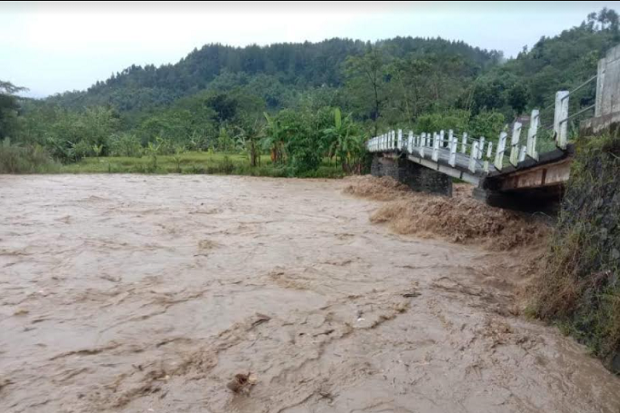 Diterjang Banjir, Jembatan Gunungbatu Bodeh Rusak Parah