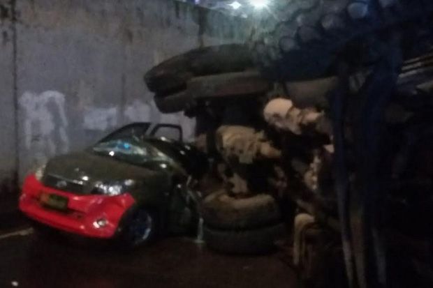 Truk Timpa Mobil Dinas TNI Usai Tabrak Pembatas Jalan Layang di Tanah Abang