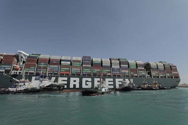 Otoritas Terusan Suez: Angin Kencang Bukan Penyebab Kapal Kandas dan Tutup Kanal