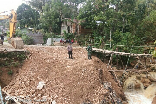 Akibat Longsor dan Jembatan Putus, Jalan Sosopan di Padang Lawas Sulit Dilewati