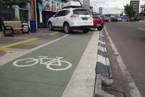 Trotoar Rp21 Miliar Jadi Lapak Parkir Liar, Komunitas Sepeda: Pengawasan Lemah