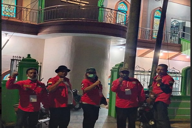 Toleransi, Pemuda Batak Bersatu Pematangsiantar Ikut Amankan Salat Tarawih di Masjid