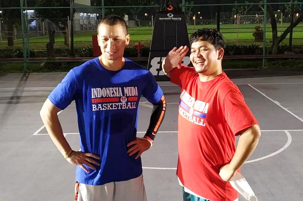 Ramaikan Bukber Indonesia Muda, Samuel Rizal Ajari Indra Bekti Main Basket