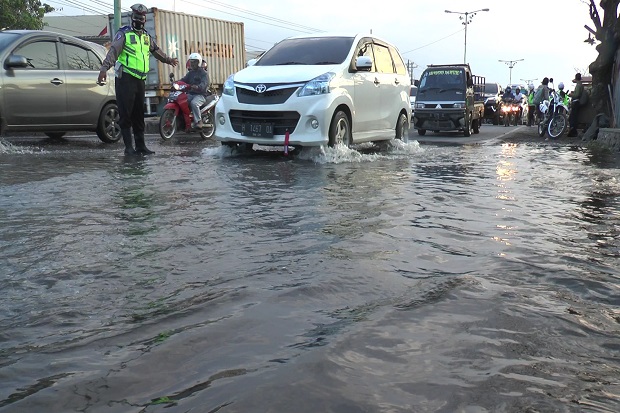 Banjir Rob Setinggi 20 Cm Genangi Jalur Pantura SemarangDemak, Lalu