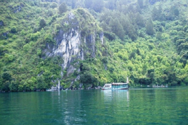 Batu Gantung dan Parapat, Objek Wisata Legenda di Danau Toba