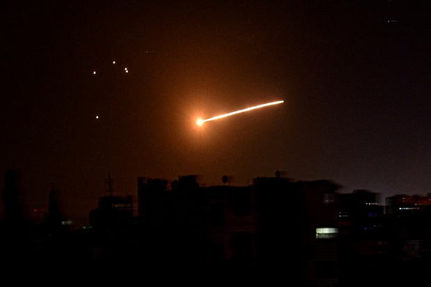 Sistem Rudal Suriah Tembak Jatuh Rudal-rudal Israel di Langit Damaskus