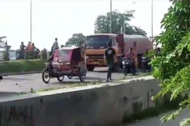 Medan Mencekam, Tawuran Antar Remaja Pecah di Jembatan