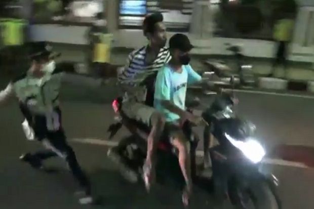 Garang Tegak Miras dan Tak Pakai Masker, 2 Pemuda di Tuban Nangis Terjaring Razia Prokes