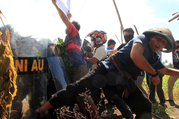 Terjang Barikade Prajurit TNI AU, Ratusan Massa Memaksa Masuk Lanud Sam