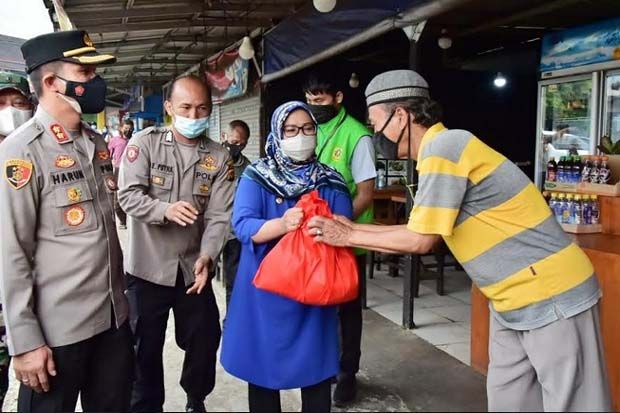 Sepi Wisatawan Dampak Pandemi, Ratusan PKL di Puncak Dapat Sembako