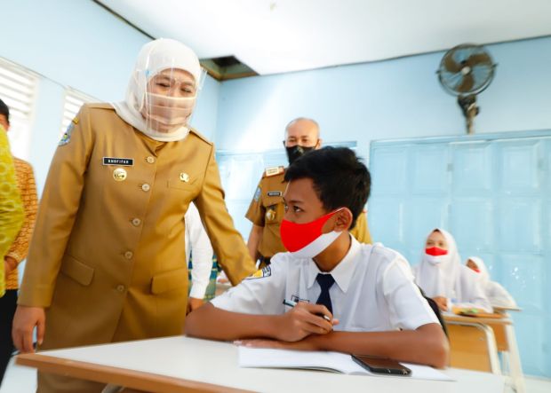 Gubernur Khofifah Minta Bupati/Wali Kota Prioritaskan Vaksinasi Pelajar