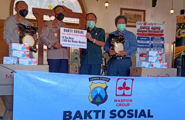 Polrestabes Surabaya Terima Bantuan 50.000 Masker dan Beras dari Maspion Group