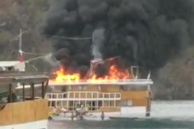 Kapal Pinisi Terbakar di Labuhan Bajo, 20 Wisatawan Selamat
