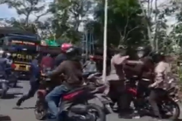 Viral! Polisi Pukul Mahasiswa di Tengah Jalan, Kapolres Ponorogo: Saya Minta Maaf