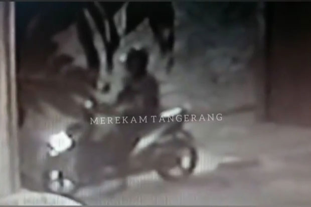 Gelagat Mencurigakan, Terduga Pelaku Penembak Ustaz Alex di Tangerang Terekam CCTV