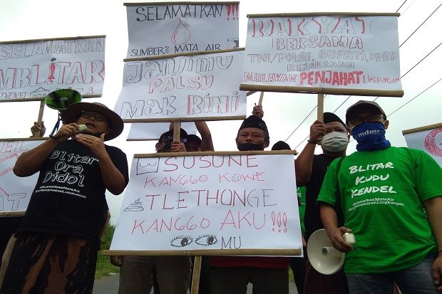 Gerakan Massa Blitar Ora Didol Segel Pembuangan Limbah PT Greenfields
