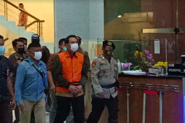 Azis Syamsuddin Kenakan Rompi Oranye dan Diborgol Usai Diperiksa 4 Jam