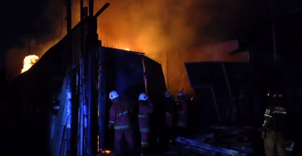 Gudang Kayu dan Sembako di Surabaya Ludes Dilalap Api, 1 Truk Nyaris Terbakar