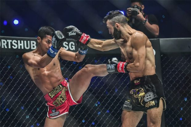 Patahkan Rahang Petrosyan, Superbon Rebut Sabuk Juara Dunia ONE Featherweight Kickboxing