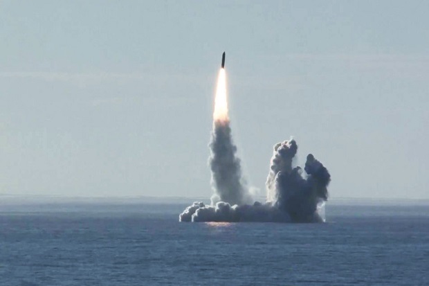 Kapal Selam Nuklir Rusia Tembakkan Rudal Balistik Antarbenua Bulava