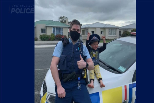 Bocah 4 Tahun di Selandia Baru Telepon Polisi untuk Pamerkan Mainan Barunya